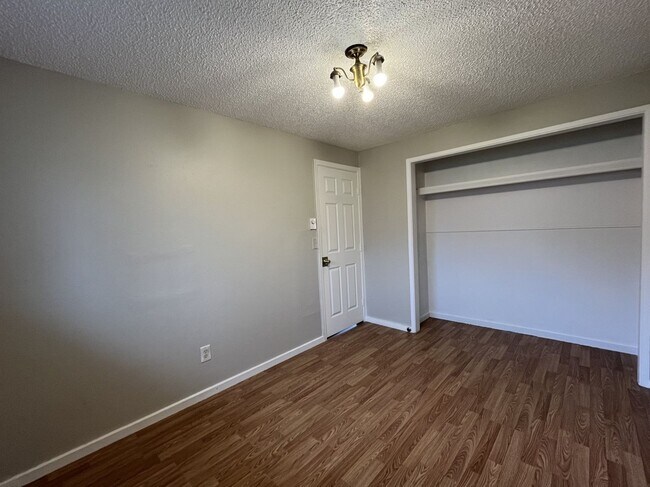 Building Photo - 35 W Viola Ave