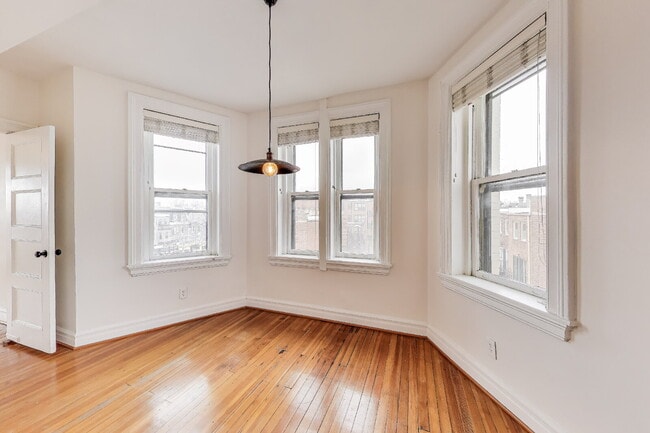 Building Photo - Modern comfort and classic charm!