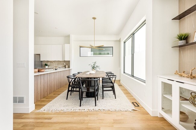 Building Photo - LUX 3BD, 4BA Sunnyside Home with Office and 2-Car Garage