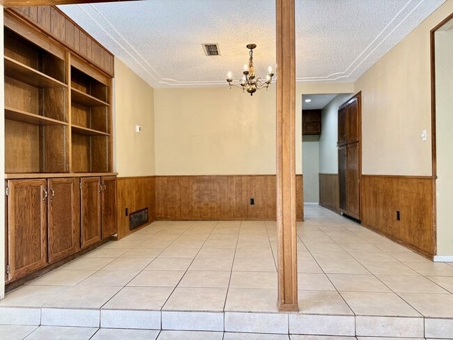 Building Photo - 3 Bedroom, 2 Bath Rental