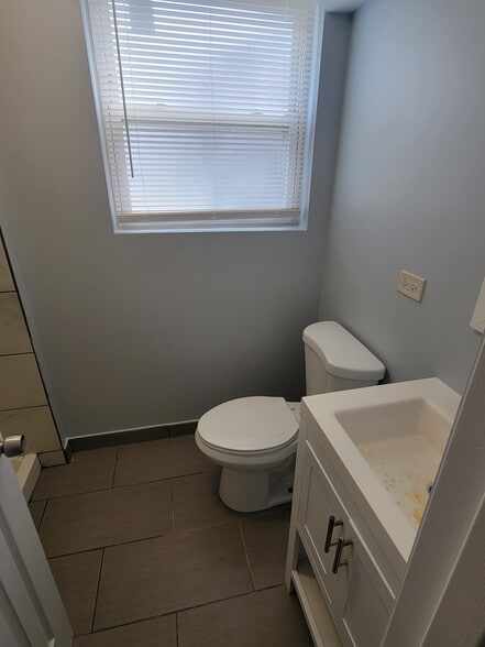 Building Photo - 22005 Balmoral Dr