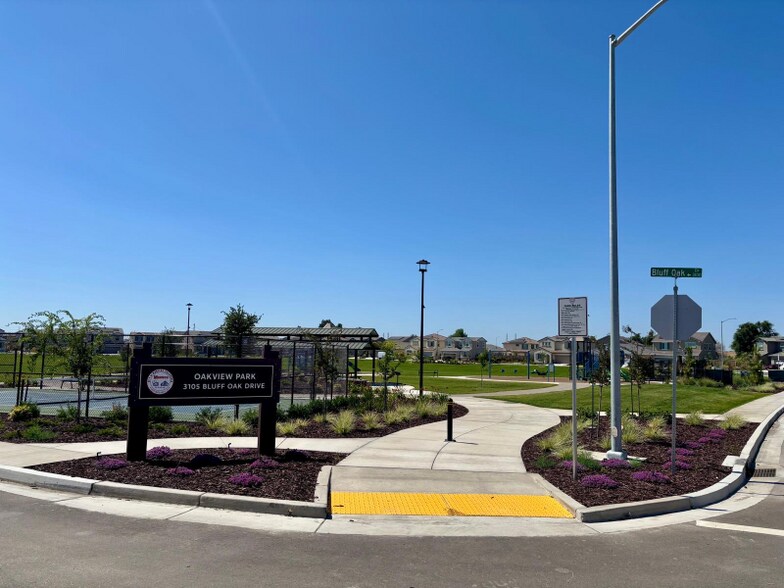 Building Photo - 1570 Pinchot Dr