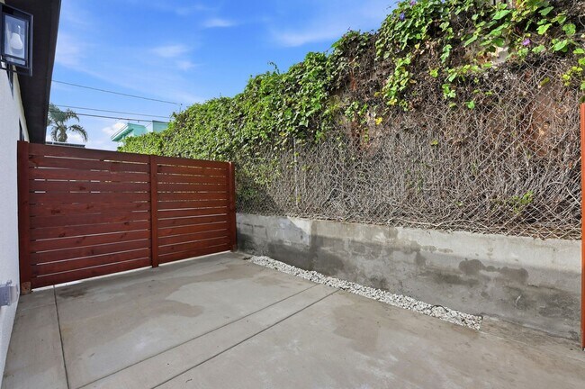 Building Photo - 2735 Broadway-3