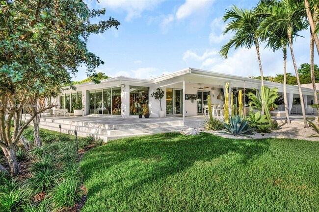 Building Photo - 250 Knollwood Dr