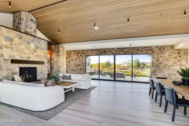 Building Photo - 9067 E Rimrock Dr