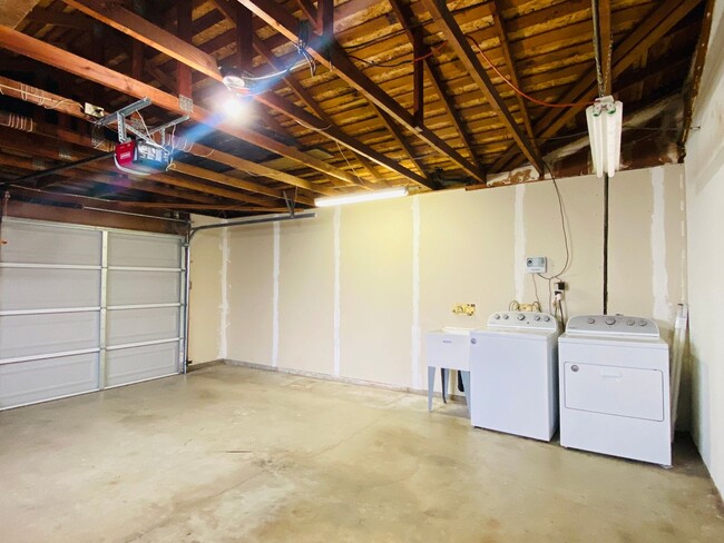 Building Photo - $2,100 Charming 3 Bedroom Home With 2 Livi...
