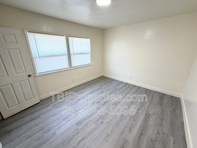 Building Photo - 3552 N Alameda Ave