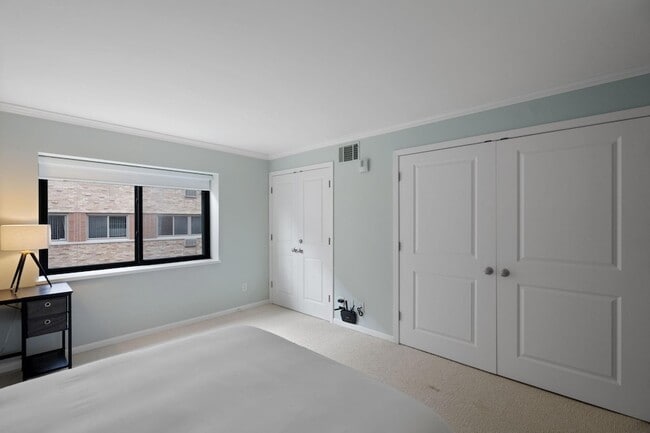 Building Photo - 2885 Knox Ave S