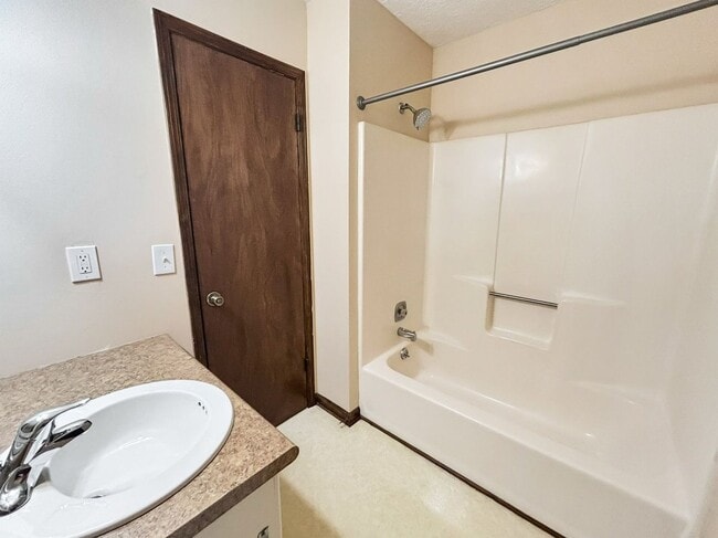 Building Photo - 2491 Annandale Dr