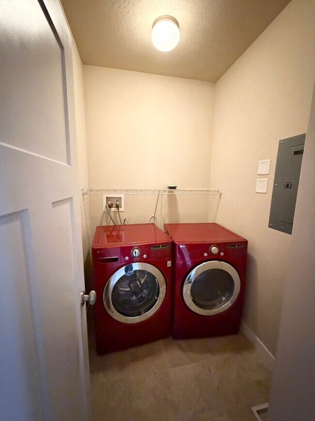 Building Photo - 3 Bed/2 Bathroom house in South Jordan
