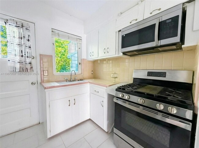 Building Photo - 841 W 40th St