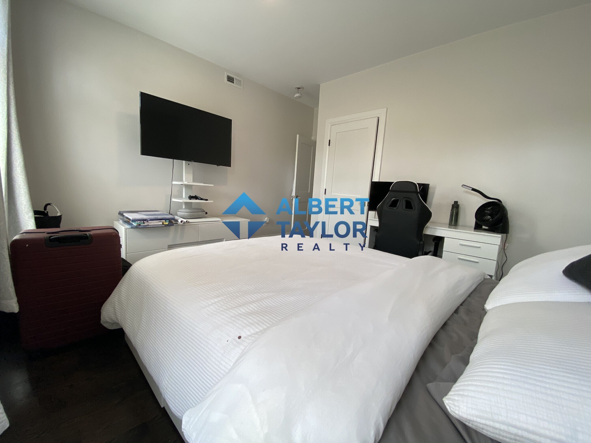 Building Photo - 9 Strathmore Rd