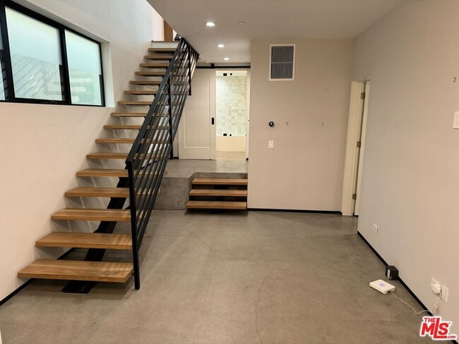 Building Photo - 611 Broadway St