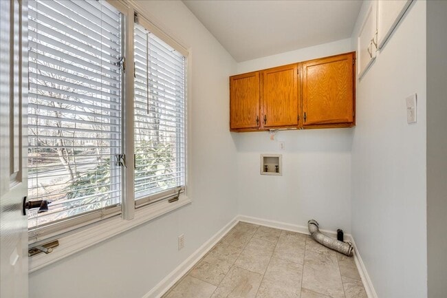 Building Photo - River Hills: 3 BR with 2 Full & 2 Half Baths