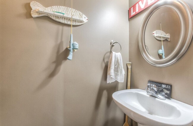 Building Photo - 11220 S Cedar St