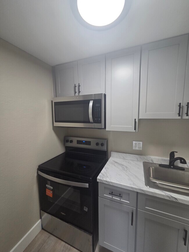 Building Photo - Holly Park Square Apartments
