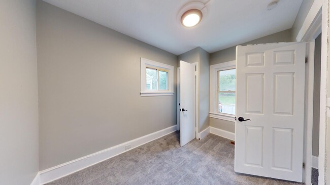 Building Photo - 1st Month Free! Renovated 3 bedroom home n...