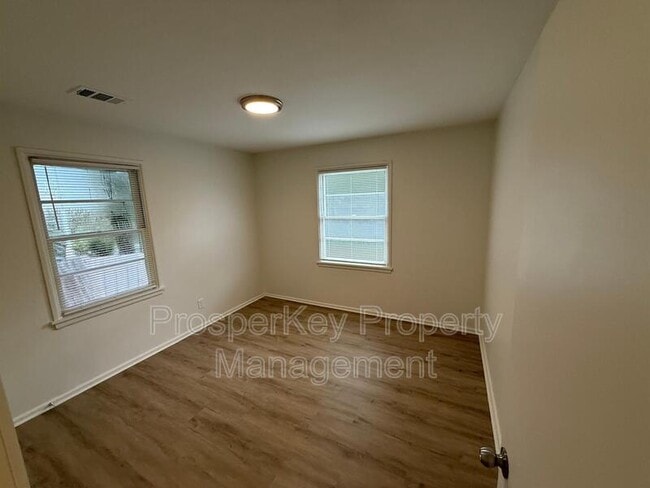 Building Photo - 3127 Latona Dr SW