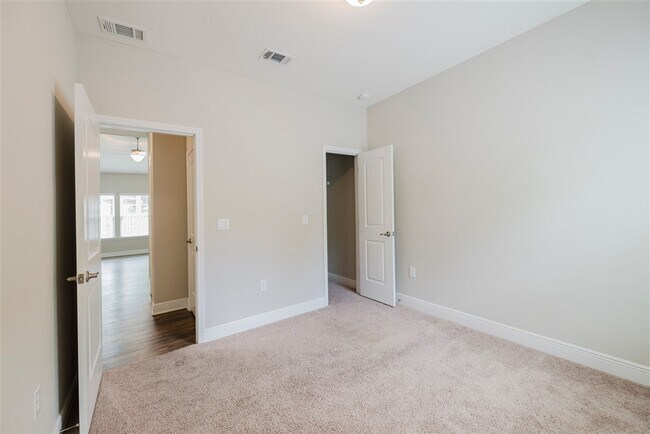 Building Photo - 44 Hollyn Ct