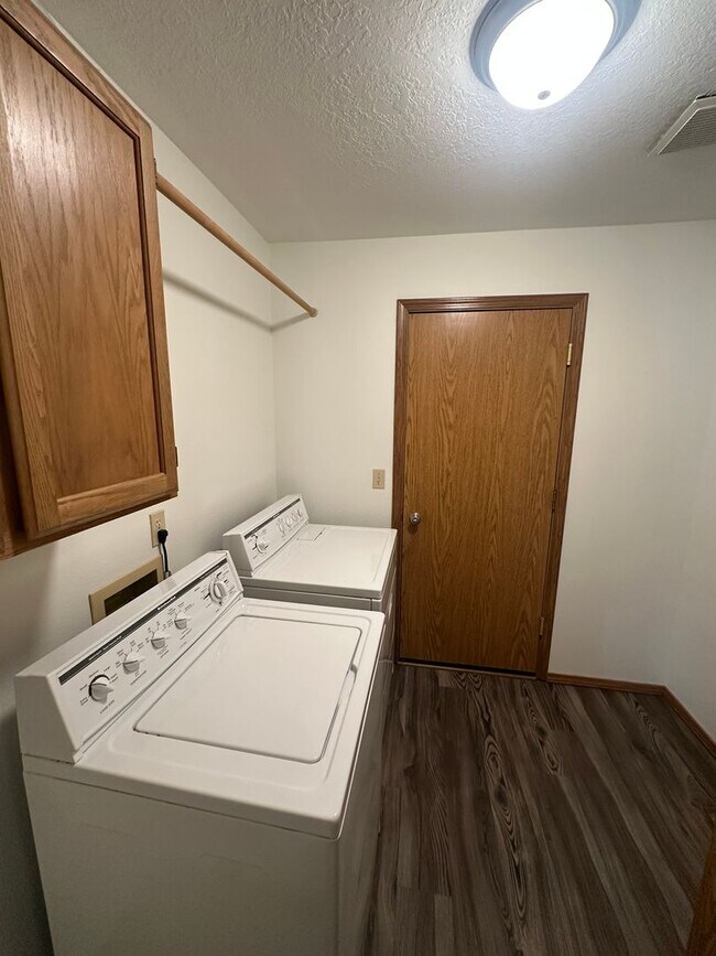 Building Photo - Tranquil & delightful 3-bedroom, 2-bathroo...