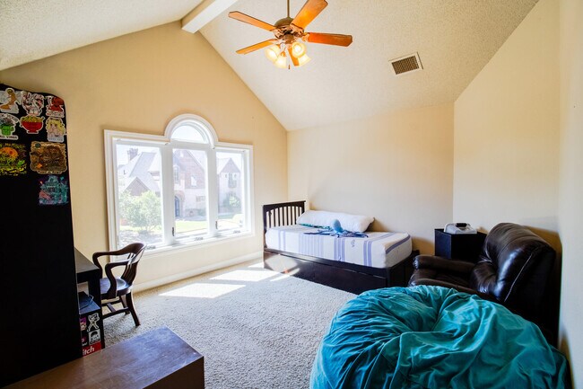 Building Photo - 306 N 10th St