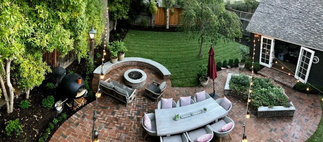 Building Photo - Charming Home w/ Beautifully Landscaped Ya...