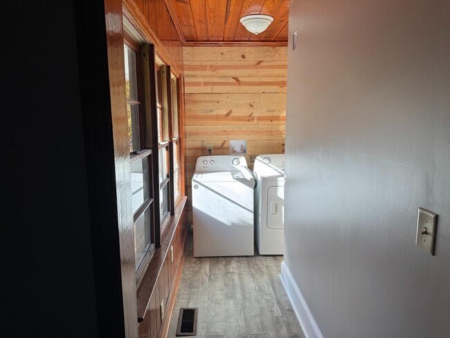 Building Photo - 121 Woodland Cir