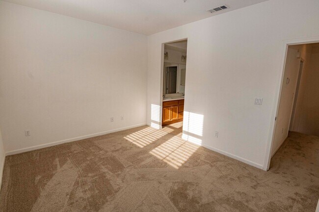 Building Photo - 947 Kestral Way
