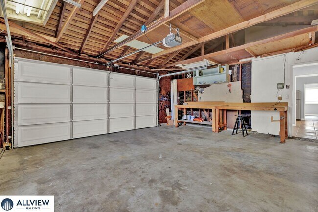 Building Photo - Serra Mesa 3 Bedroom Home with Private Yard & Oversized 2-Car Garage