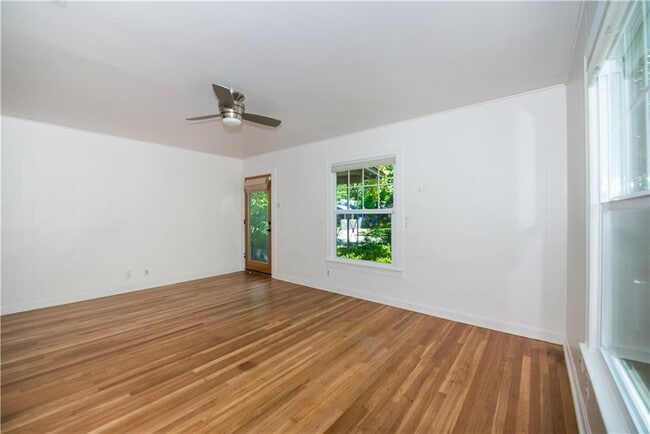 Building Photo - 906 E 53rd St