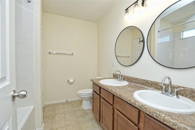 Building Photo - 811 Encinita Dr