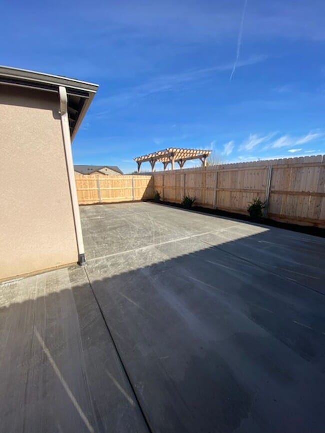 Building Photo - Beautiful Brand New Home in the gated Arbor Gates Subdivision with solar