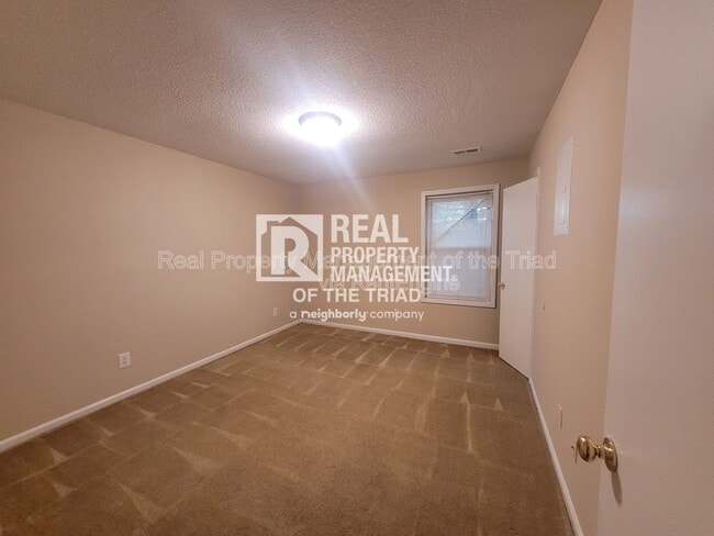 Building Photo - 2574 Green Oaks Ct SE