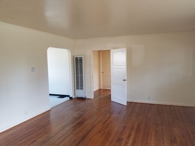 Building Photo - Old School Charm!  Huge Backyard!  Close t...