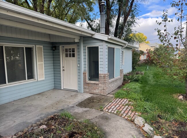 Building Photo - Cute Lehi rambler with tons of yard space and trees!