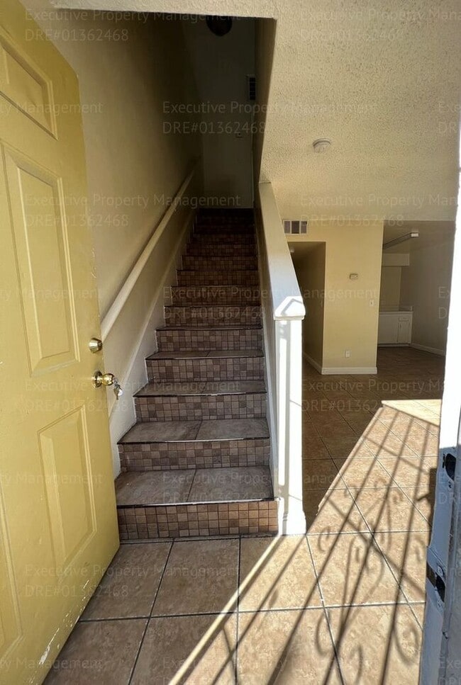 Building Photo - 2 bedroom, 1.5 bathroom townhouse.