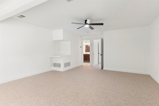 Building Photo - 390 Holly Ln