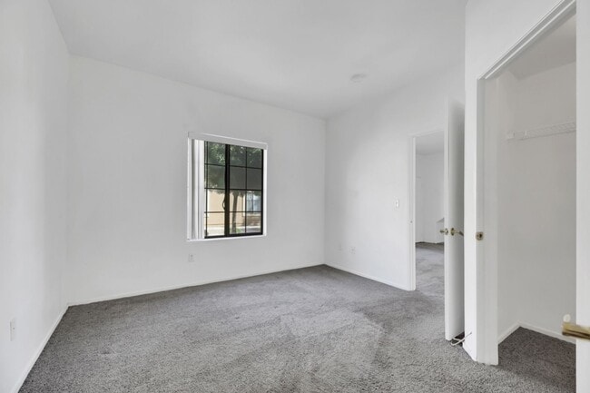 Building Photo - 2 bed/2 bath condo in a gated community