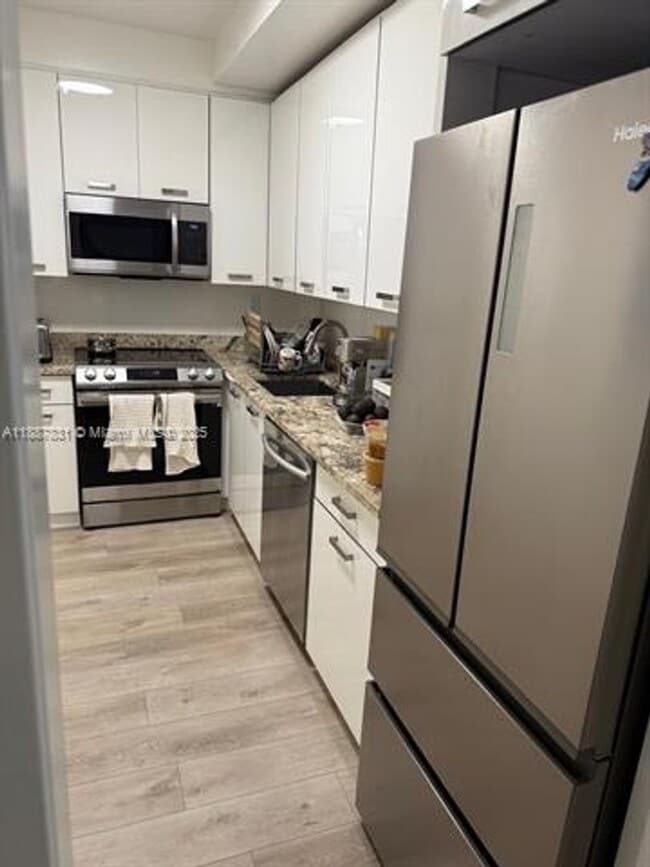 Building Photo - 5005 Collins Ave