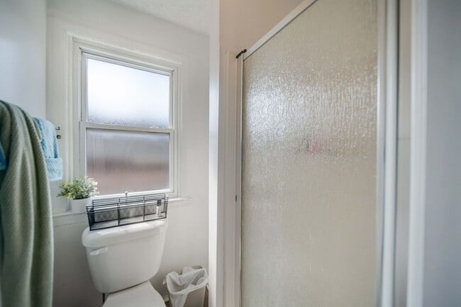 Building Photo - Massive 10 Bedroom Newly Renovated House P...