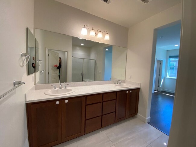 Building Photo - SUNNYVALE - executive townhome with amazin...