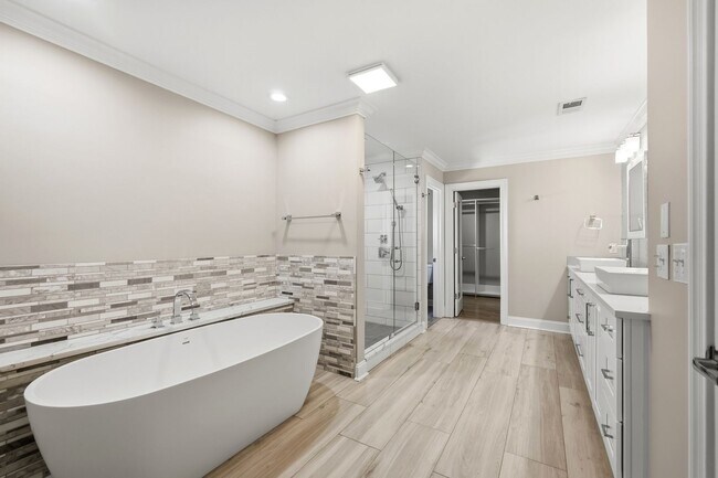 Building Photo - 520 Iverson Way