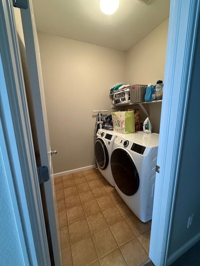 Building Photo - Charming 3BR Townhome in Golden