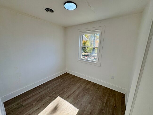 Building Photo - 889 W Main St