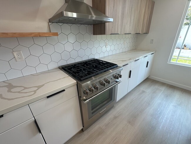 Building Photo - Spacious 3 Bed 3 Bathoom in Long Beach