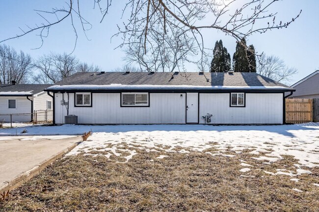 Building Photo - 8744 Montery Ct