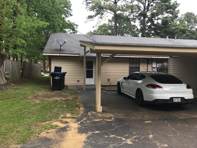 Building Photo - 2/1.5 covered parking, fireplace