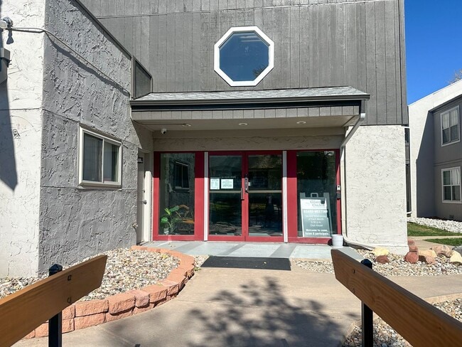 Building Photo - End-Unit Condo in Southglenn