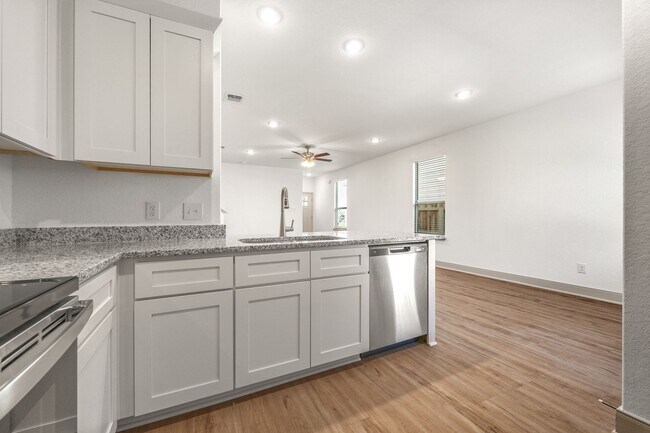 Building Photo - 7518 Gramercy Wy