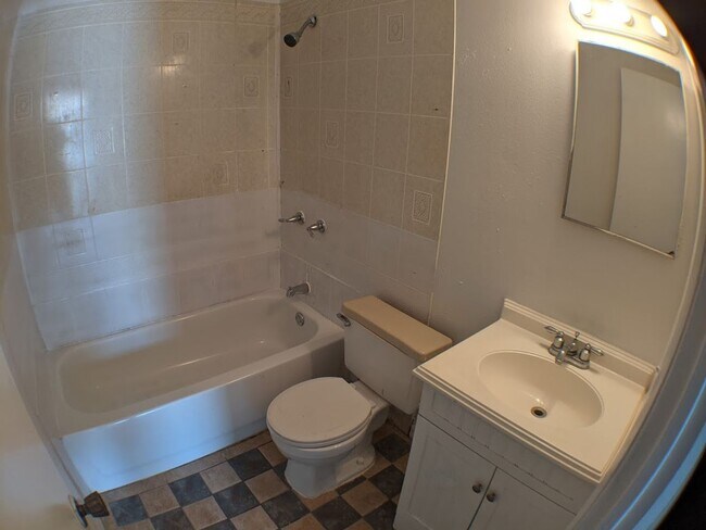 Building Photo - 3 Bedroom, 2 Bathrooms Apartment with Wate...